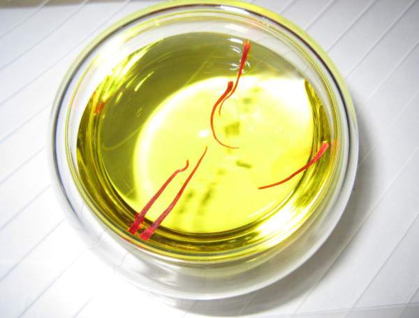 A method for distinguishing true saffron from false saffron by soaking in water