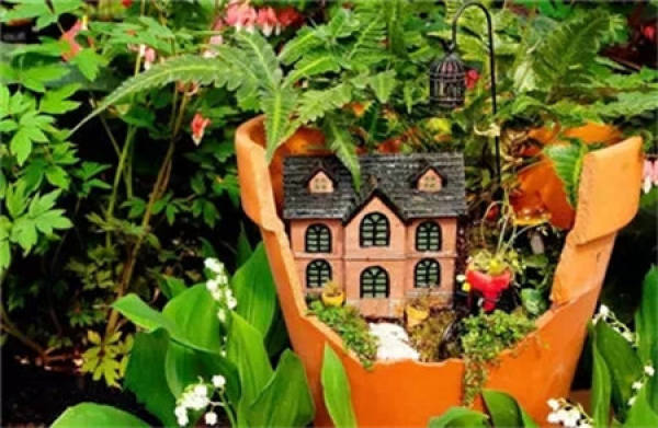 Broken pot into flowerpot