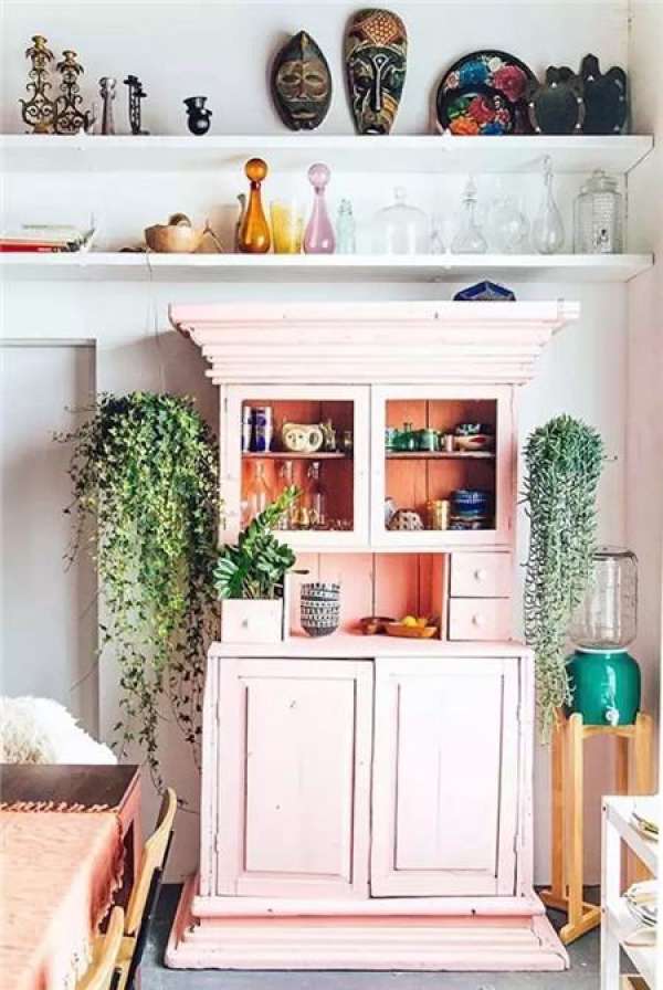 Green plants on both sides of the home