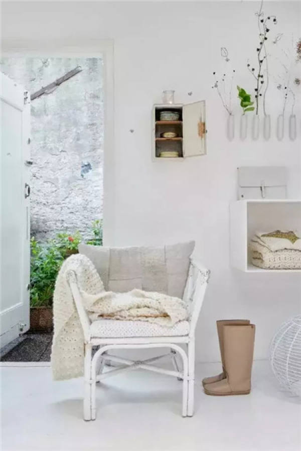 Green plants on both sides of the home