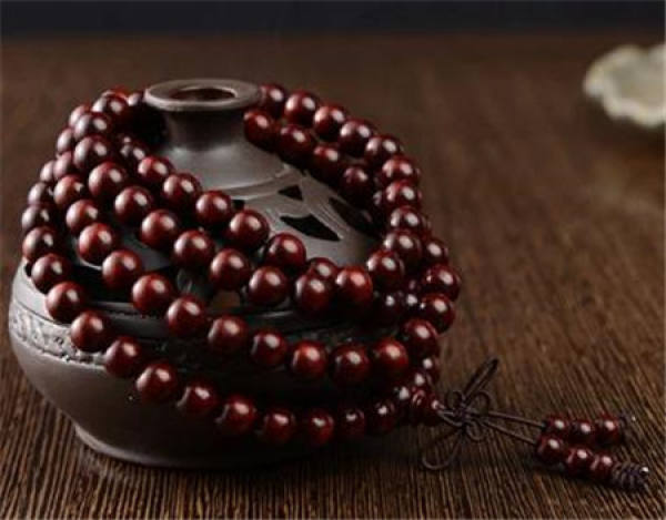 Lobular red sandalwood