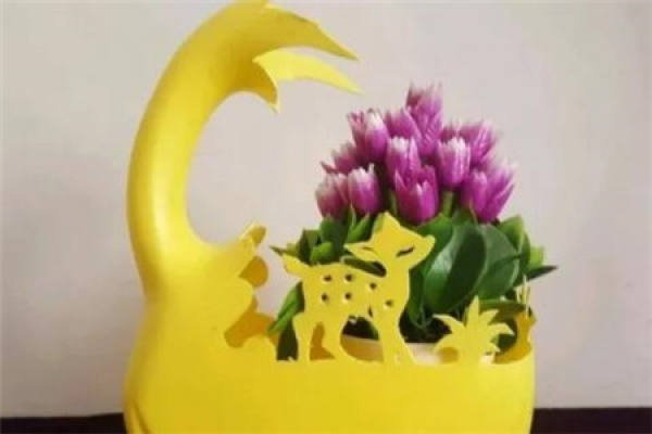 Imple flowerpot made of laundry detergent bottles